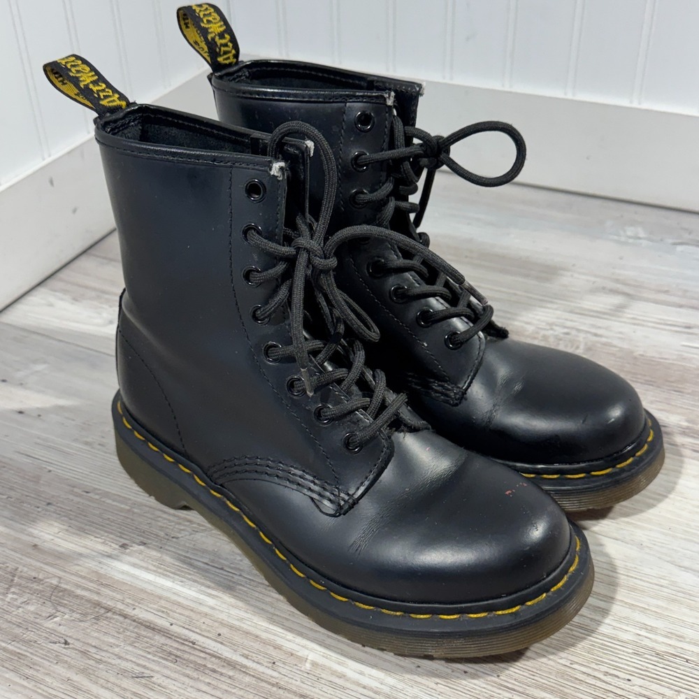 Dr. Martens 11821 Smooth Black Leather Lace Up Boots Women's US 7 EU 38 UK 5